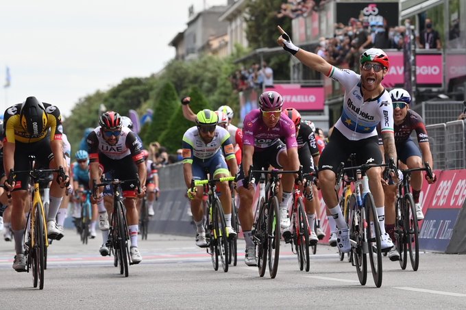 Giacomo Nizzolo gelingt bei seinem achten Giro dItalia endlich der erste Etappensieg (Foto: twitter.com/giroditalia)