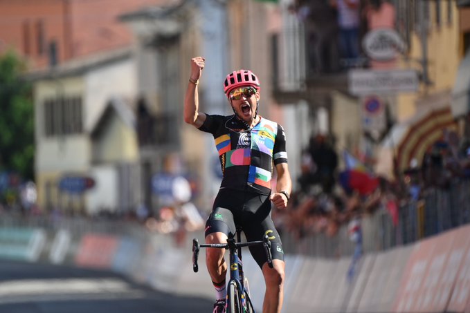 Alberto Bettiol feiert nach dem Ronde-Triumph von 2019 den zweiten groen Sieg seiner Karriere (Foto: twitter.com/giroditalia)