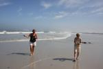 Nobikerinnen Annemarie und Vreni beim Strandspaziergang