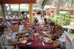 Paella-Essen im Gartenrestaurant Piscina de Parcent