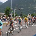 Tour de France - 17. Etappe - das Hauptfeld bei der Durchfahrt in Cluses