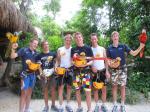 Cancun, Mexiko - Selvatica Adventure Kingdom - Team Rabobank freut sich ber die Begrung zu Beginn der Dschungeltour, mit handzahmen Papageien.