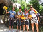 Cancun, Mexiko - Selvatica Adventure Kingdom, Team Xacobeo Galicia, mit Ezequiel Mosquera, Ivan Rana, Frau Mosquera und David Garcia. Begrung zu Beginn der Dschungel-Tour duch handzahme Papageien.