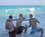 Cancun, Mexiko - Viel Spa am Strand von Cancun haben Glen Chadwick, David Martin und David Vitoria vom Team Rock Racing