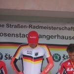 Marcel Kittel kleidet sich in sein neues Meistertrikot ( LiVE-Radsport.com)