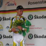 Neben Medaille und Blumenstrau gab es einen grnen Teddybr fr Patrick Gretsch ( LiVE-Radsport.com)