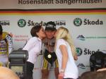 Tony Martin geniet die Siegerksschen der hbschen Podiumsdamen ( LiVE-Radsport.com)