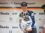 ... da greift Jens Voigt aus dem Hinterhalt mit einer Sektdusche an ... ( LiVE-Radsport.com)