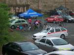 Fahrerinnen bereiten sich whrend dem Regen unter einem Zelt vor ( LiVE-Radsport.com)