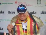 Charlotte Becker prsentiert ihre Goldmedaille ( LiVE-Radsport.com)