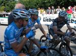 Jens Voigt versucht die Taktik des Teams Milram in Erfahrung zu bringen ( LiVE-Radsport.com)