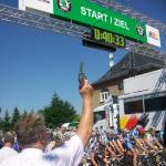 Mit rund zehn Minuten Versptung gibt Oberbrgermeister Fritz-Dieter Kupfernagel das Rennen frei ( LiVE-Radsport.com)