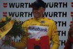Tour de Suisse 8. Etappe - der Leader in der Gesamtwertung Robert Gesink bei der Siegerehrung in Liestal