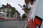 Regio-Tour 4. Etappe - amerikanische Fans und der Hauptsponsor rahmen das Fahrerfeld ein
