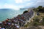 6 Das Hauptfeld fhrt auf der 10. Vuelta-Etappe entlang dem Mittelmeer (Foto: Veranstalter)