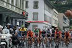 Tour de Suisse - 3. Etappe - das Feld um den Gesamtfhrenden Mauricio Soler kurz nach dem Start in Brig-Glis
