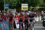 Tour de Suisse - 8. Etappe - am Ziel in Schaffhausen wirft die Gruppe um A. Klden und F. Cancellara einen Blick auf die Videoleinwand