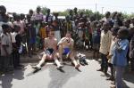 Heinrich Berger inmitten zahlreicher neugieriger Kinder nach einer Etappe der Tour du Faso