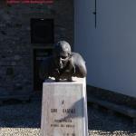 Bste von Gino Bartali vor der Kapelle Madonna del Ghisallo