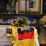 Trikot des Tour-Siegers Cadel Evans auf dem Altar in der Kapelle Madonna del Ghisallo