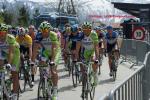 Tour de Romandie 4. Etappe - das Feld um Ivan Basso und Leader Bradley Wiggins kurz nach dem Start in Bulle