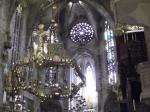 Der Hauptaltar gestaltet von Antoni Gaudi. (Kathedrale in Palma)