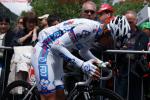 Tour de Suisse 3. Etappe - Yauheni Hutarovich prft nochmal sein Rad vor dem Start in Martigny
