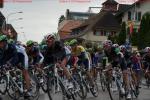 Tour de Suisse 3. Etappe - das Hauptfeld auf dem Weg zur ersten Zieldurchfahrt in Aarberg