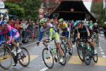 Tour de Suisse 3. Etappe - das Hauptfeld kurz nach der ersten Zieldurchfahrt in Aarberg