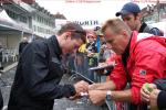 Tour de Suisse 4. Etappe - Mathias Frank gibt am Start in Aarberg Autogramme