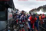 Tour de Suisse 4. Etappe - Gedrnge vor der Einschreibung in Aarberg