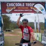 Cory Wallace gewinnt die heute vierte Etappe der Crocodile Trophy auf den Atherton Tablelands. (Foto: Kenneth Lorentsen)