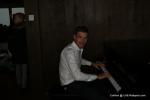 Matthias Brndle macht am Klavier eine gute Figur