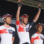 Giro-Etappen-Sieger Roger Kluge wird begeistert begrüßt - links Larry Warbasse - rechts Jarlinson Pantano