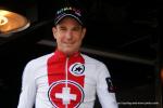 Claudio Imhof im Schweizer Nationaltrikot vorm Start der 4. Etappe in Lucens