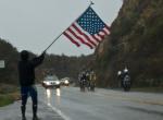 Dieder Fahn strotzt auch dem miesesten Wetter und feuert mit seiner amerikanischen Fahne die Spitzengruppe an (<i>Foto: amgentourofcalifornia.com/</i>)