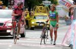 Bergfahrer Juergen Van Den Broek und Domenico Pozzovivo strzen im Massensprint, 91. Giro 