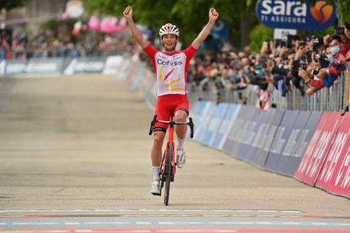 Victor Lafay setzt die Serie von Ausreiersiegen beim Giro fort (Foto: twitter.com/giroditalia)